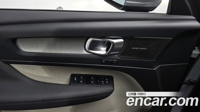 Volvo XC40 B4 Ultra Bright 2025 — фото 18