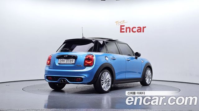 MINI Cooper S 5Door Standard 3rd 2017 — фото 2