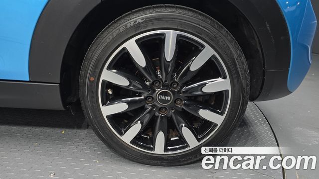 MINI Cooper S 5Door Standard 3rd 2018 — фото 5