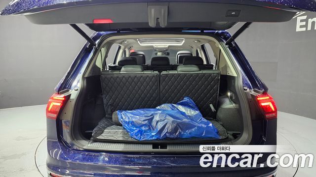 Volkswagen Tiguan Allspace 2.0 TSI Prestige 2023 — фото 20