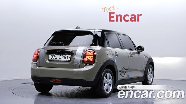 MINI Cooper 5Door Standard 3rd 2019 — фото 2