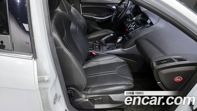 Ford Focus 2.0 Diesel Titanium 3rd 2015 — фото 12