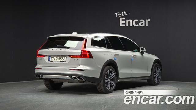 Volvo V60 Cross Country (II) B5 Pro AWD 2021 — фото 2