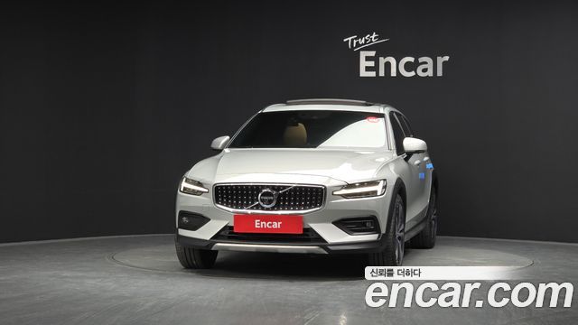 Volvo V60 Cross Country (II) B5 Pro AWD 2021 — фото 3