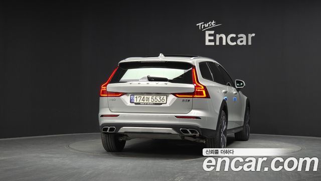 Volvo V60 Cross Country (II) B5 Pro AWD 2021 — фото 4