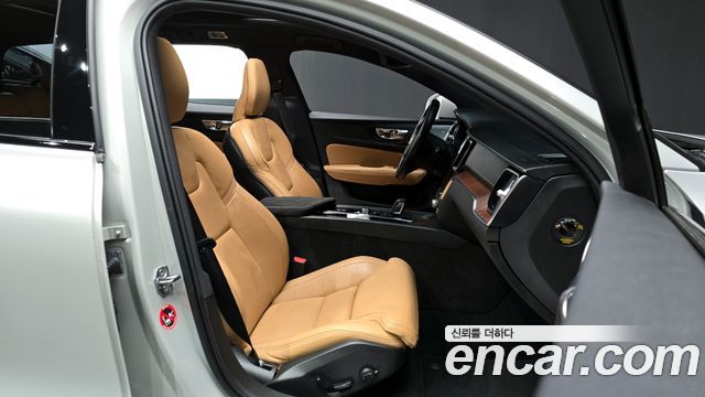 Volvo V60 Cross Country (II) B5 Pro AWD 2021 — фото 10