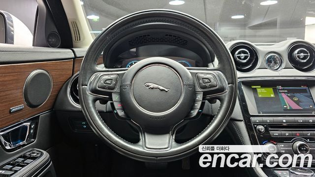 Jaguar XJ 2.0 Luxury SWB X351 2016 — фото 17