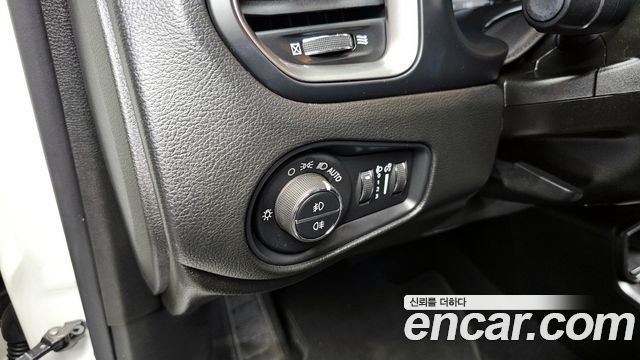 Jeep Renegade 2.4 Limited 2019 — фото 18