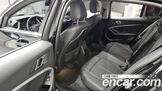 BMW 1 Series (F40) 120i Advantage 2022 — фото 11