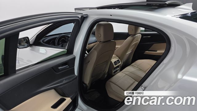 Jaguar XE 20d Prestige 2016 — фото 18