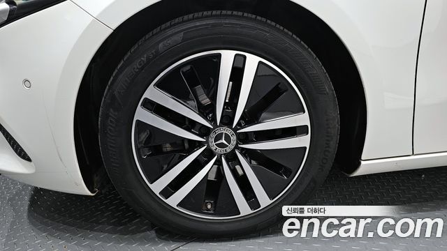 Mercedes-Benz A-Class (W177) A200d Sedan 2021 — фото 5