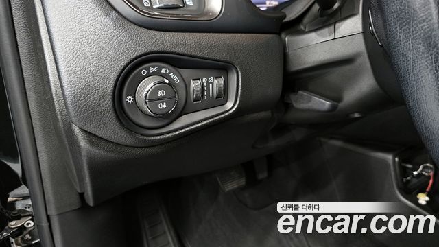 Jeep Renegade 2.4 Limited 2021 — фото 12