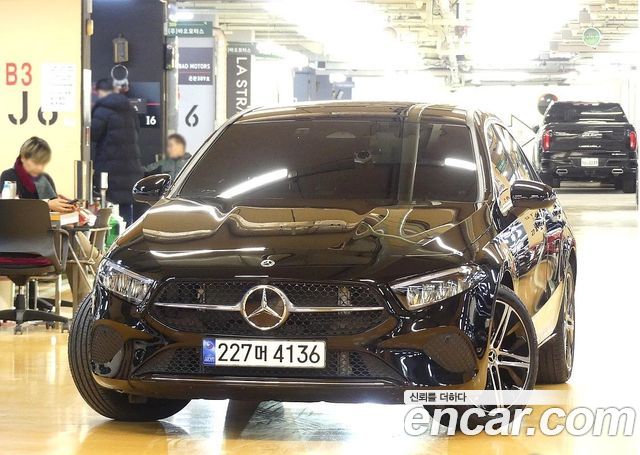 Mercedes-Benz A-Class (W177) A220 Sedan 2024 — фото 3