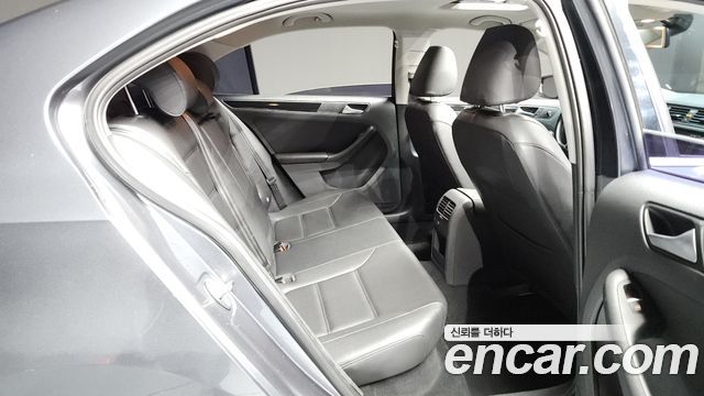 Volkswagen Jetta 2.0 TDI BlueMotion Premium 6th 2015 — фото 12