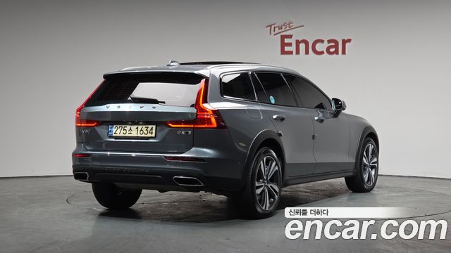 Volvo V60 Cross Country (II) B5 Pro AWD 2021 — фото 2