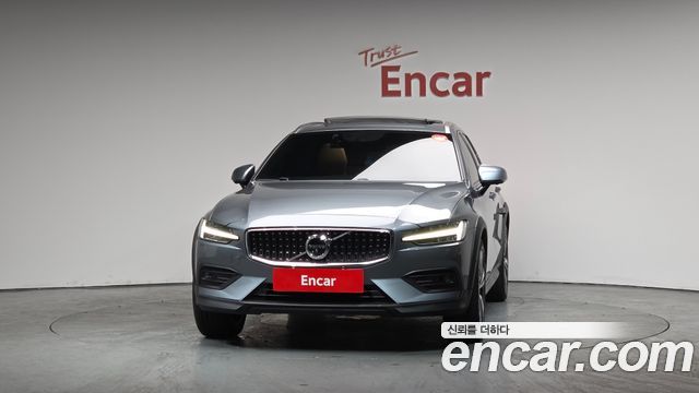 Volvo V60 Cross Country (II) B5 Pro AWD 2021 — фото 3