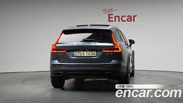 Volvo V60 Cross Country (II) B5 Pro AWD 2021 — фото 4