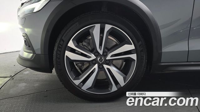 Volvo V60 Cross Country (II) B5 Pro AWD 2021 — фото 5