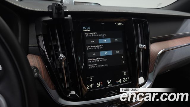 Volvo V60 Cross Country (II) B5 Pro AWD 2021 — фото 15