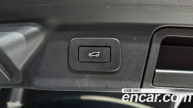 Land Rover Range Rover Velar 2.0 P250 R-Dynamic SE 2023 — фото 22