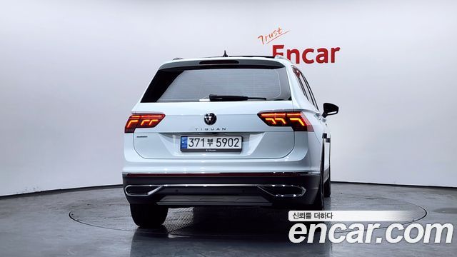 Volkswagen Tiguan Allspace 2.0 TSI Prestige 2022 — фото 4