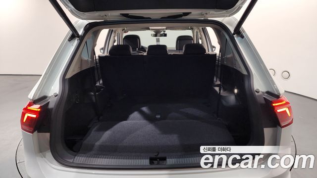 Volkswagen Tiguan Allspace 2.0 TSI Prestige 2022 — фото 20