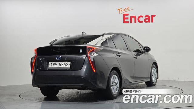 Toyota Prius (IV) 1.8 E 2018 — фото 2