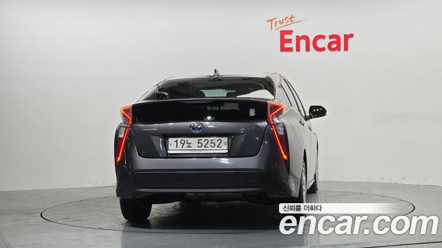 Toyota Prius (IV) 1.8 E 2018 — фото 4