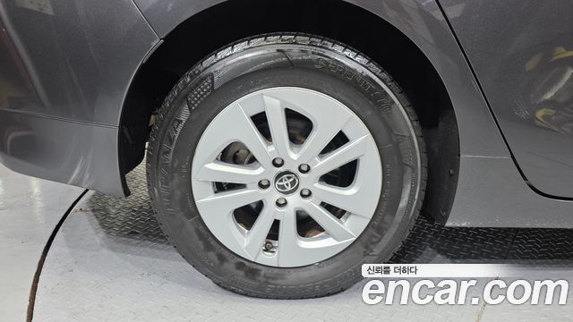 Toyota Prius (IV) 1.8 E 2018 — фото 5