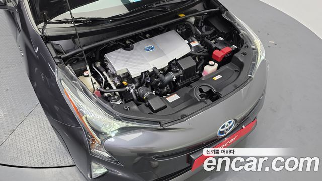 Toyota Prius (IV) 1.8 E 2018 — фото 6