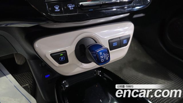 Toyota Prius (IV) 1.8 E 2018 — фото 9