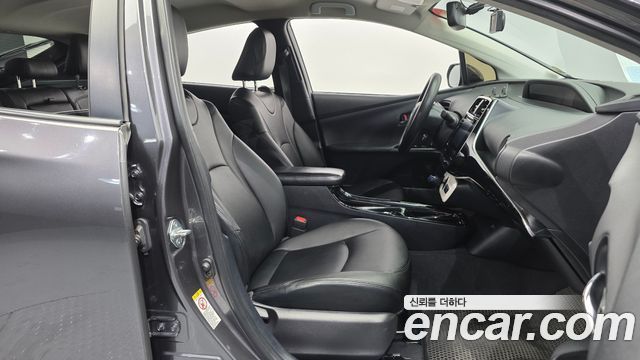 Toyota Prius (IV) 1.8 E 2018 — фото 11