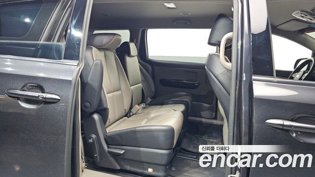 Kia Carnival 8-Seater Export 2021 — фото 16