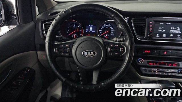 Kia Carnival 8-Seater Export 2021 — фото 17
