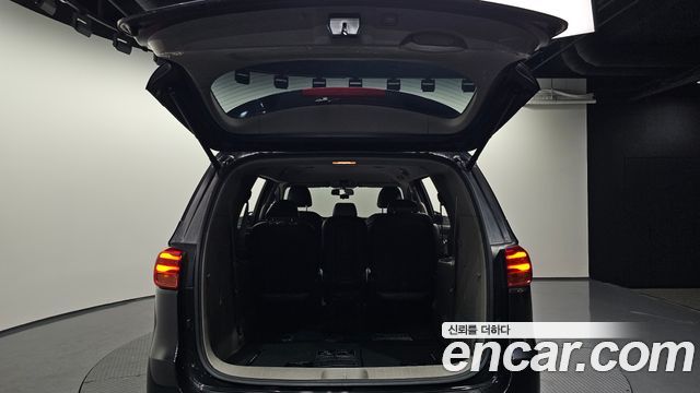 Kia Carnival 8-Seater Export 2021 — фото 24
