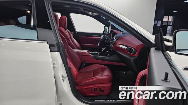 Maserati Levante 3.0 AWD GranSport 2019 — фото 10
