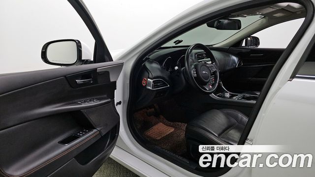 Jaguar XE 20t Prestige 2016 — фото 10