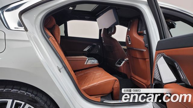BMW 7 Series (G70) 750e xDrive M Sport 2023 — фото 12