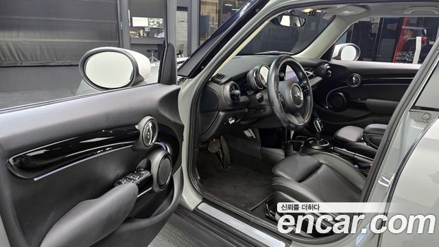 MINI Cooper 5Door Classic Third Generation 2022 — фото 11