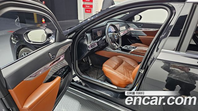 BMW 7 Series (G70) 750e xDrive M Sport 2023 — фото 11