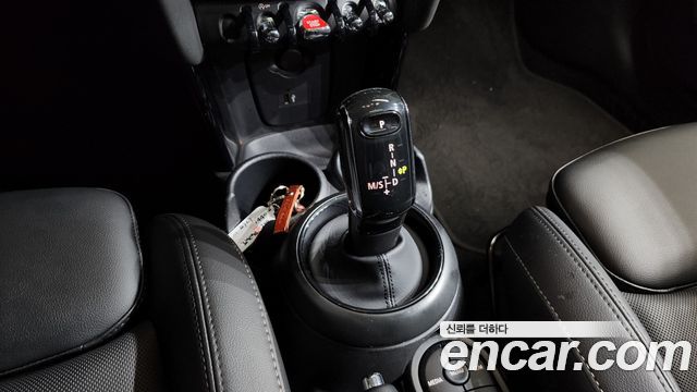 MINI Cooper 5Door Classic Plus Launch Pack Third Generation 2022 — фото 9