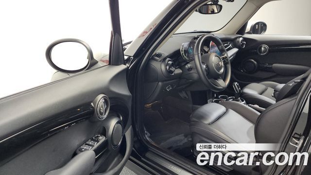 MINI Cooper 5Door Classic Plus Launch Pack Third Generation 2022 — фото 10