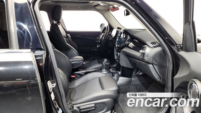 MINI Cooper 5Door Classic Plus Launch Pack Third Generation 2022 — фото 11