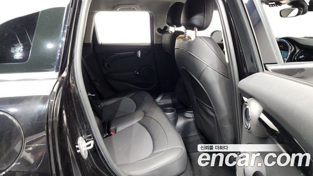 MINI Cooper 5Door Classic Plus Launch Pack Third Generation 2022 — фото 12