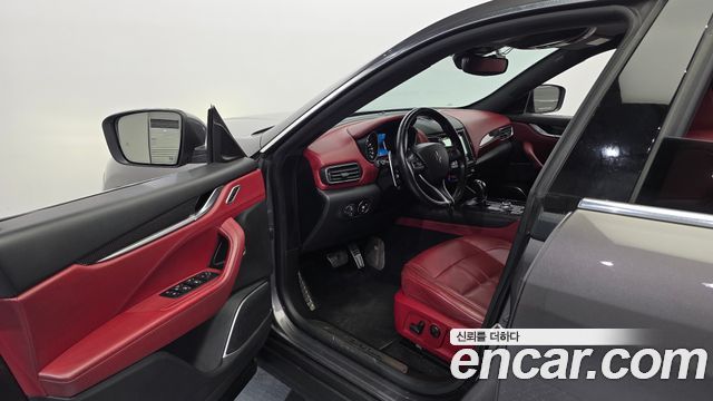 Maserati Levante 3.0 Diesel AWD GranSport 2018 — фото 10