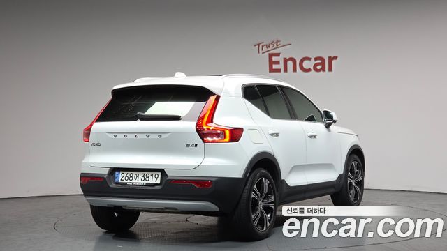 Volvo XC40 B4 Inscription 2021 — фото 2