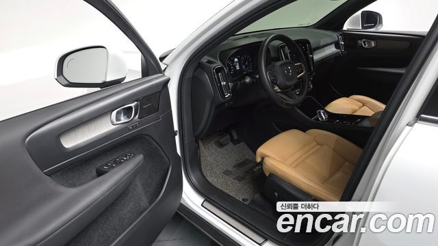 Volvo XC40 B4 Inscription 2021 — фото 10