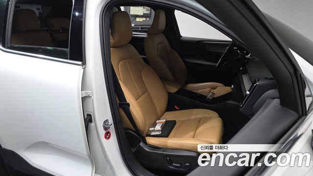 Volvo XC40 B4 Inscription 2021 — фото 12