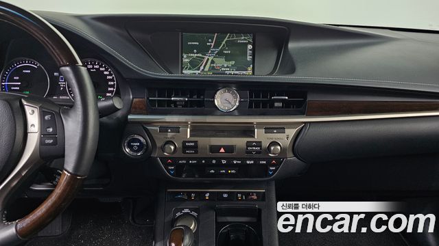 Lexus ES300h Supreme XV60 2014 — фото 16