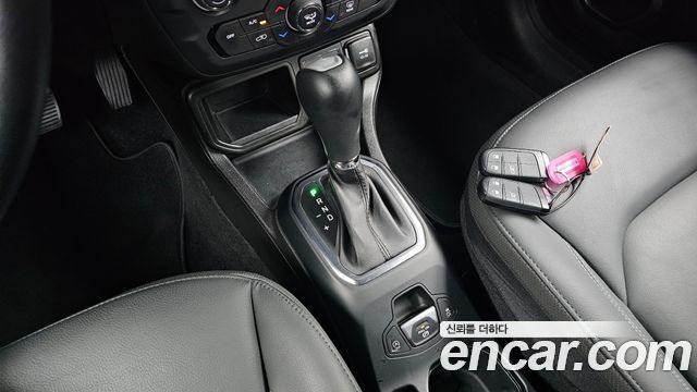 Jeep Renegade 1.3 Limited 2023 — фото 9
